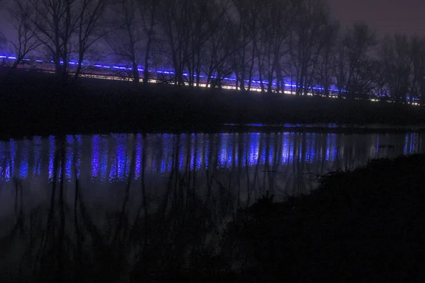 Nachtlandschap Met Reflectie Van Koplampen Een Bergrivier Bij Mistige Nacht — Stockfoto