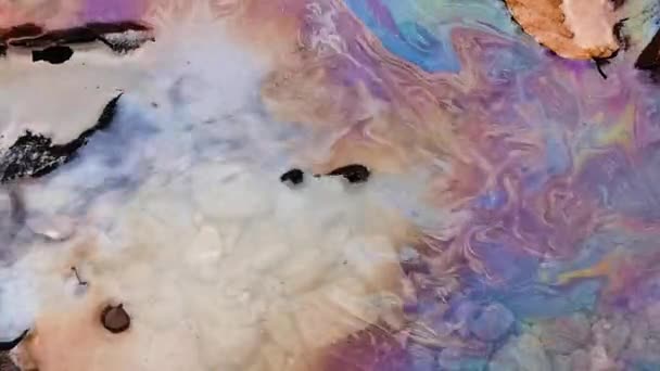 Dağ Nehrinin Yüzeyinde Desenli Gökkuşağı Benzin Lekesi — Stok video