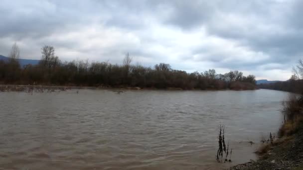 Тімелапс Підйому Рівня Води Гірської Річки Після Танення Снігу — стокове відео