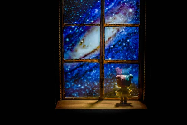 Dziewczynka Spogląda Gwiazdy Przez Okno — Zdjęcie stockowe