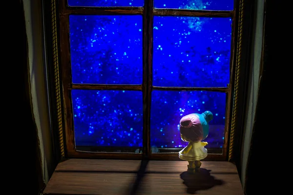 Κοριτσάκι Που Κοιτάει Αστέρια Παράθυρο — Φωτογραφία Αρχείου