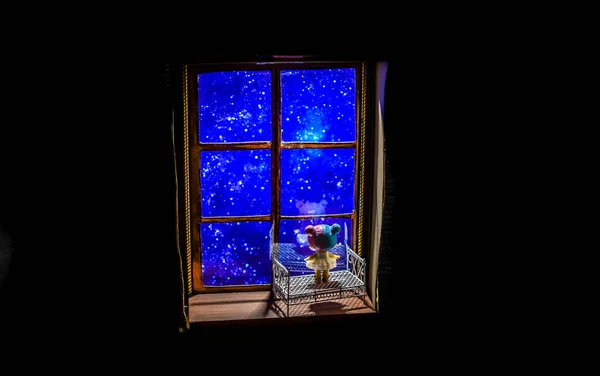 Liten Flicka Tittar Stjärnorna Genom Fönstret — Stockfoto