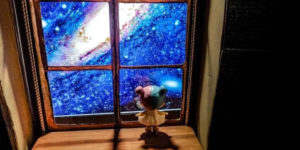 Niña Mirando Las Estrellas Través Ventana —  Fotos de Stock