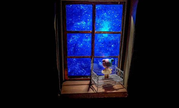 Niña Mirando Las Estrellas Través Ventana — Foto de Stock