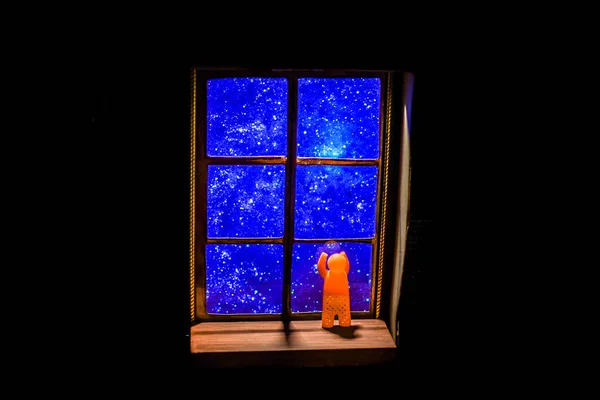 Pequeño Hombre Silicona Mira Las Estrellas Través Ventana — Foto de Stock