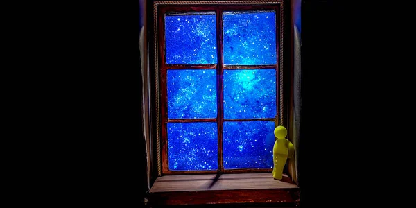 Malý Silikonový Mužík Dívá Oknem Hvězdy — Stock fotografie