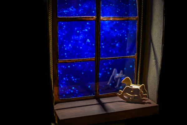 Wiege Auf Dem Hintergrund Des Sternenhimmels Vor Dem Fenster Der — Stockfoto