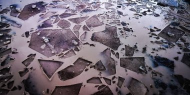 Gölün yüzeyindeki desenli buz.