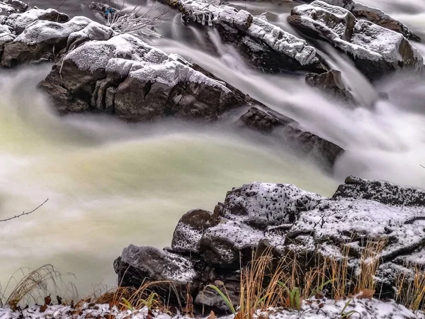 Karpat Dağları Ormanlarındaki Seething Dağı Nehri — Stok fotoğraf