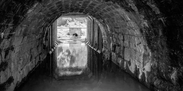 Stary Opuszczony Akwedukt Kałużą — Zdjęcie stockowe