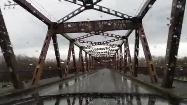 4X4 Traverse Pont Sur Rivière Montagne — Video