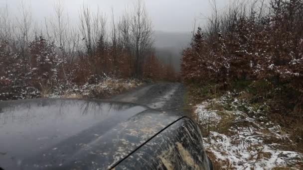Der Geländewagen Fährt Schnee Durch Den Winterlichen Bergwald — Stockvideo