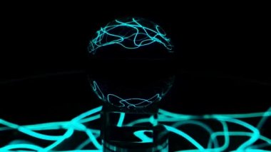 Kristal kürenin üzerindeki ışık ile soyut doku kalıbının yansıması      