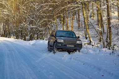 SUV kışın Karpatlar 'da seyahat eder.