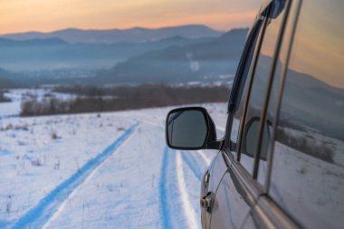 SUV kışın Karpatlar 'da seyahat eder.