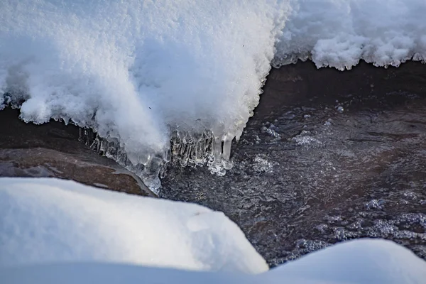 Karpatlar Bir Dağ Nehrindeki Desenli Buz — Stok fotoğraf
