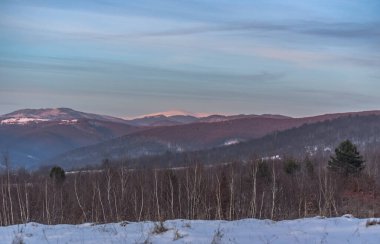 Karpatlar 'da kış akşamı kırsal arazisi