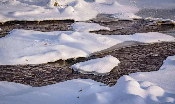 喀尔巴阡山脉一条山河上的结冰 — 图库照片