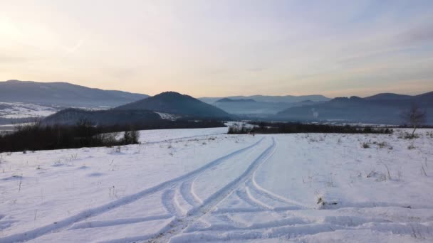 Suv Viaja Através Inverno Cárpatos — Vídeo de Stock