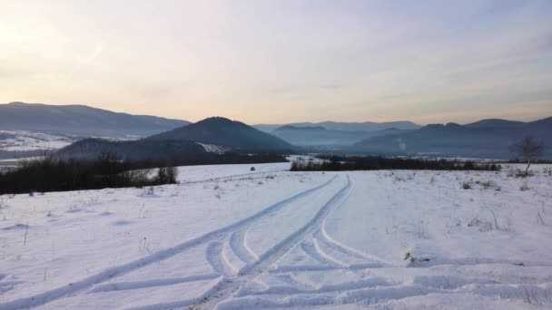 Suv Viaja Através Inverno Cárpatos — Vídeo de Stock