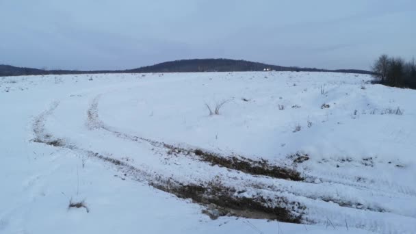 Suv Cestuje Přes Zimu Karpaty — Stock video