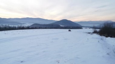 SUV kışın Karpatlar boyunca seyahat eder.