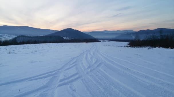 Suv Viaja Través Del Invierno Cárpatos — Vídeo de stock