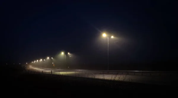 Carretera Nocturna Alta Velocidad Con Linternas Niebla Pesada —  Fotos de Stock