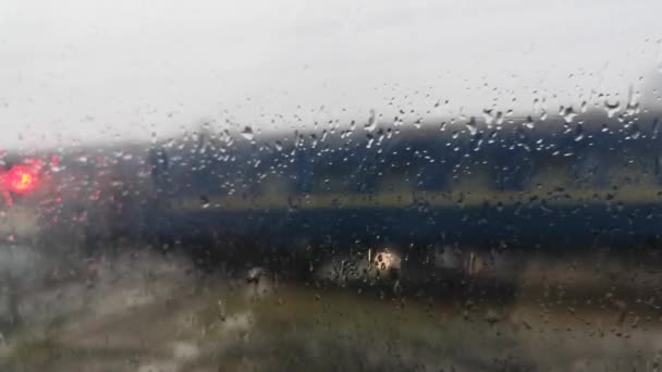 Bahn Fährt Bei Regen Durch Nasses Glas — Stockvideo