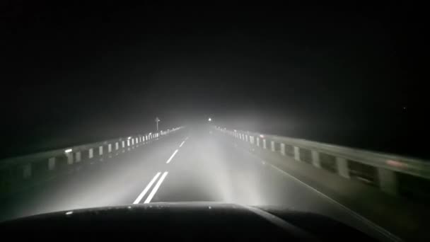 Suv Dirigindo Uma Estrada Noturna Nevoeiro Pesado — Vídeo de Stock