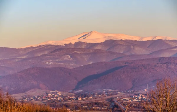 Paesaggio Con Una Montagna Innevata All Ora Del Tramonto Invernale — Foto Stock