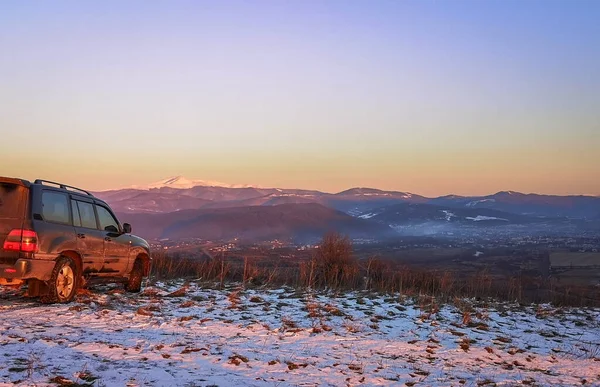 Suv Viaja Inverno Cárpatos Pôr Sol — Fotografia de Stock