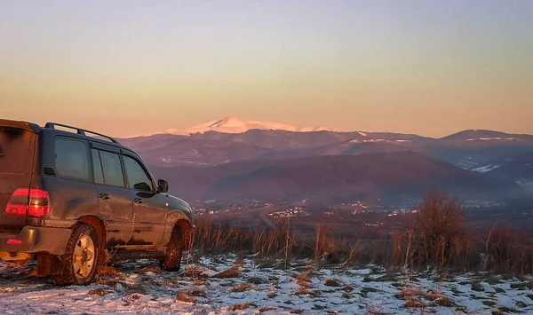 Suv Travels Winter Carpathians Sunset — Fotografia de Stock