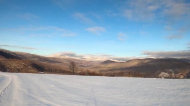 Karpat Dağları 'ndaki kış manzarasının zaman turları