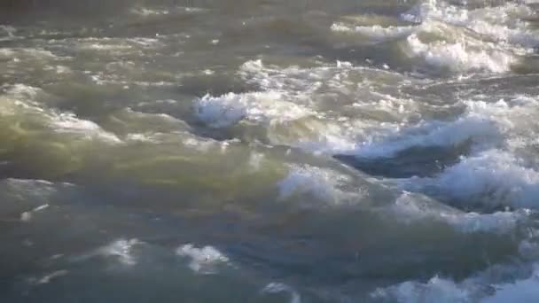 Karpatlar Kışın Akan Dağ Nehri — Stok video