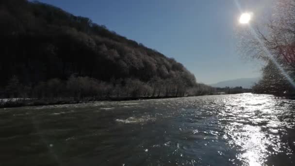 Río Montañoso Que Fluye Invierno Montañas Cárpatos — Vídeo de stock