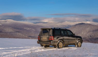 SUV kışın Karpatlar 'da seyahat eder.