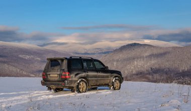 SUV kışın Karpatlar 'da seyahat eder.