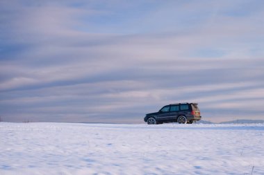 SUV kışın Karpatlar 'da seyahat eder.