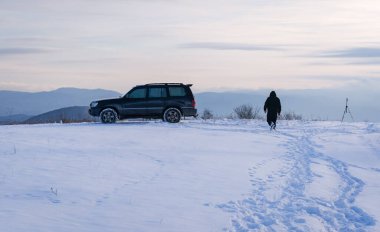 SUV kışın Karpatlar 'da seyahat eder.