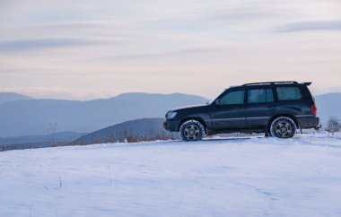 SUV kışın Karpatlar 'da seyahat eder.
