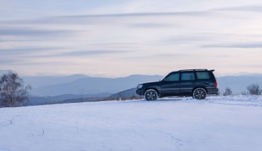 SUV kışın Karpatlar 'da seyahat eder.