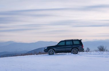 SUV kışın Karpatlar 'da seyahat eder.