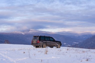 SUV kışın Karpatlar 'da seyahat eder.