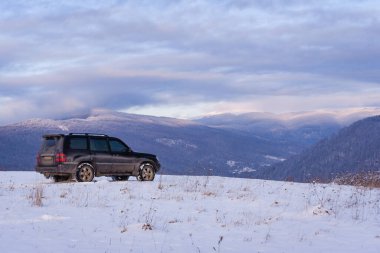 SUV kışın Karpatlar 'da seyahat eder.