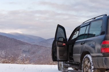 SUV kışın Karpatlar 'da seyahat eder.