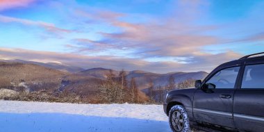 SUV kışın Karpatlar 'da seyahat eder.