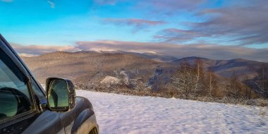 SUV kışın Karpatlar 'da seyahat eder.