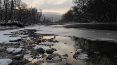 Bir dağ nehrinin kış manzarası