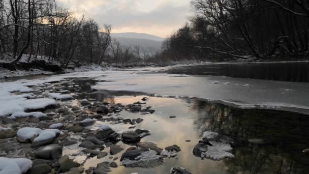 Bir Dağ Nehrinin Kış Manzarası — Stok video